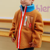 Kind draagt bruine Hello Hossy teddyjas met fleece