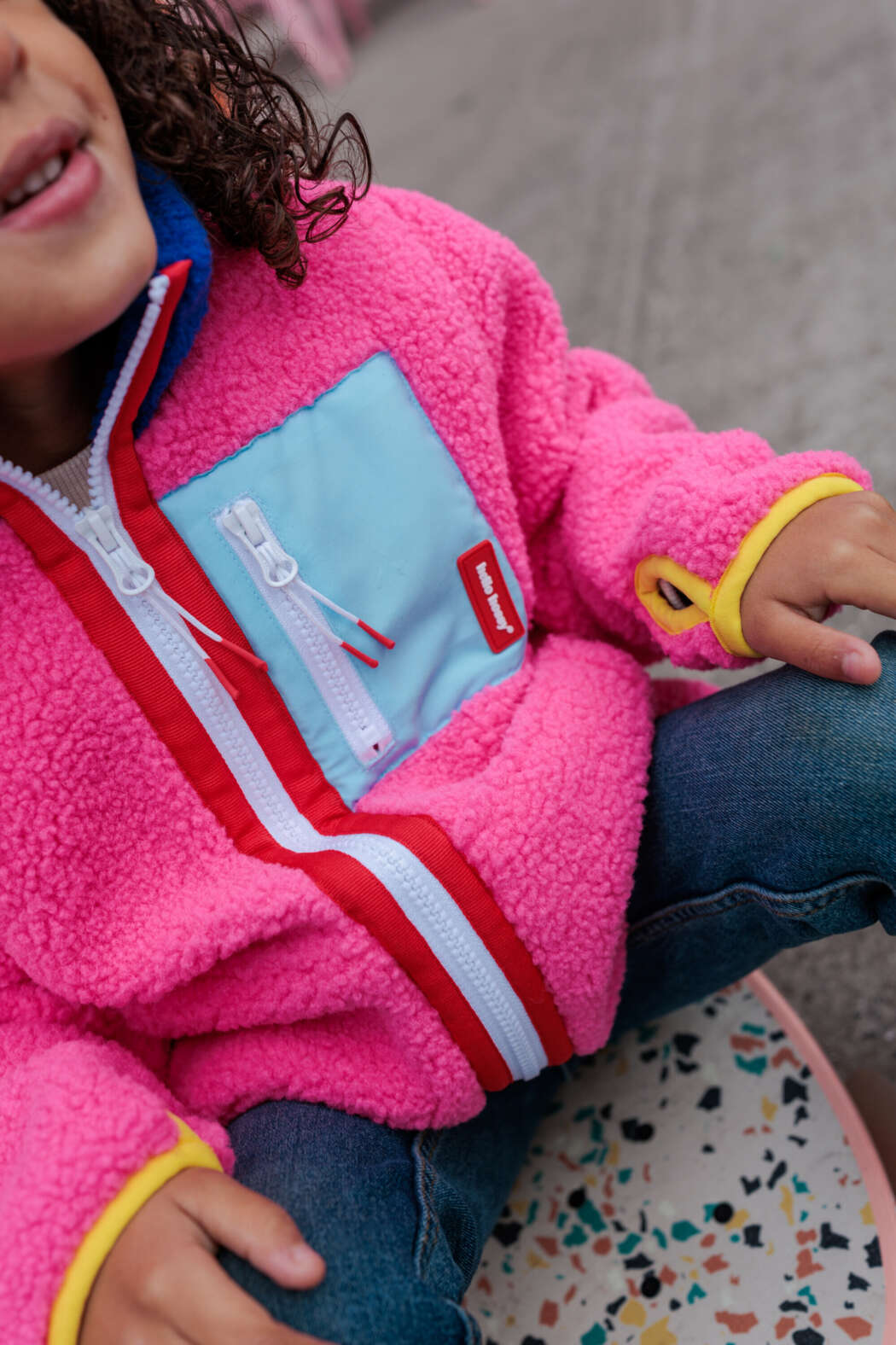 Kind draagt roze Hello Hossy Fuchsia teddyjas met fleece detail