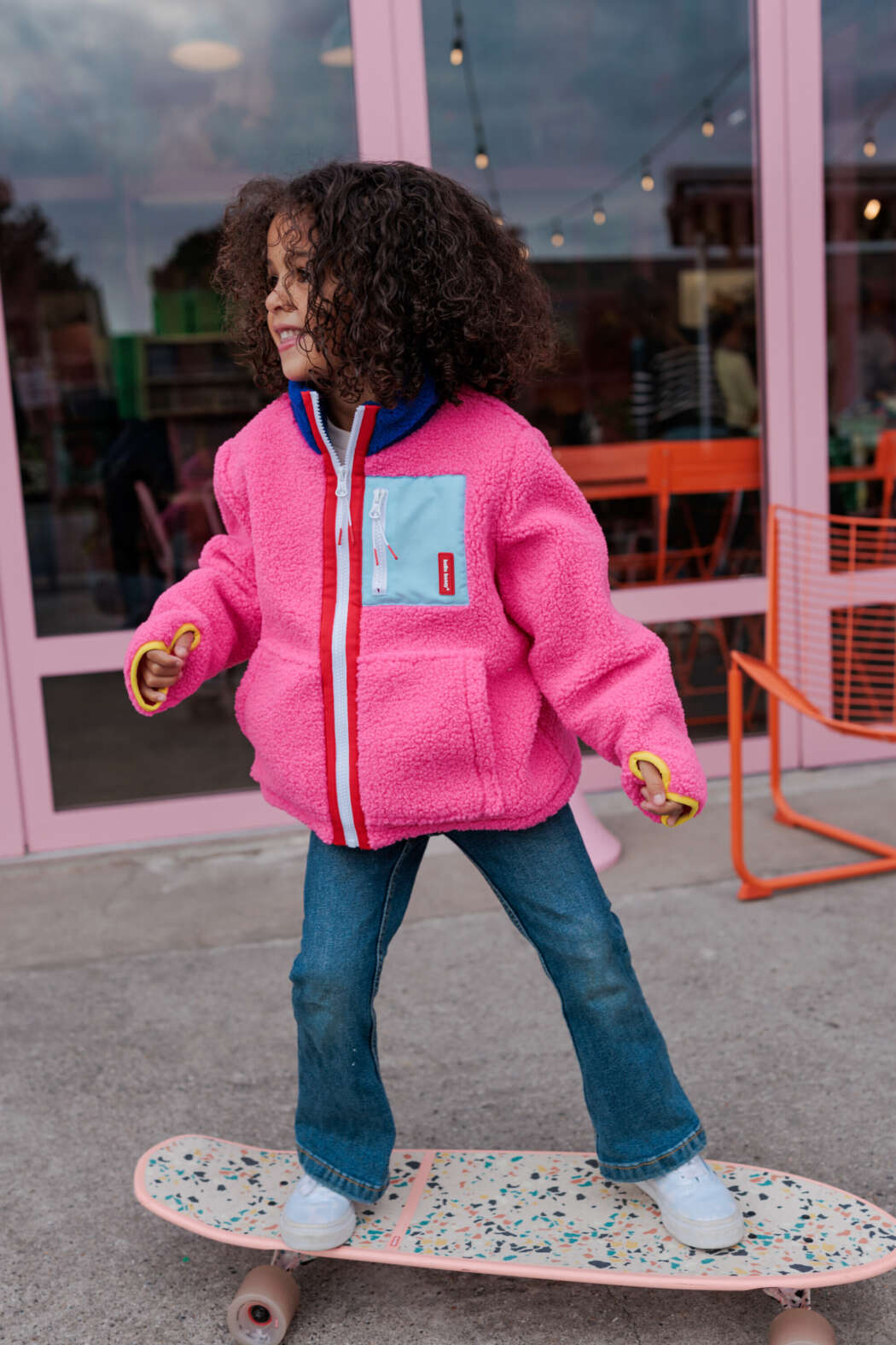 Kind draagt roze Hello Hossy Fuchsia teddyjas met fleece