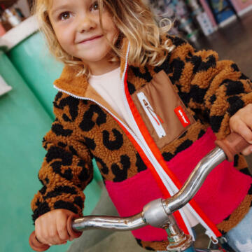 Vv Kind draagt Leopard Hello Hossy teddyjas met fleece bruin en zwartjpg